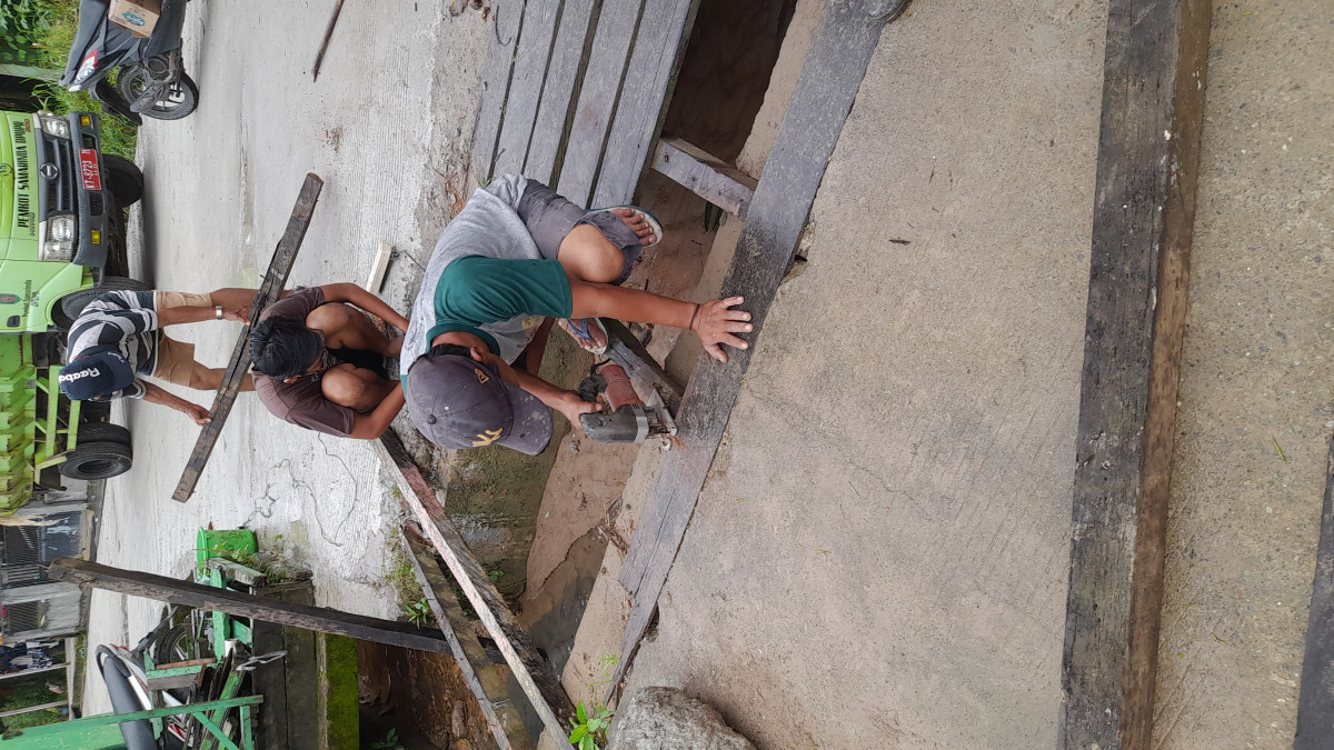 Melanjutkan perbaikan jembatan di C9