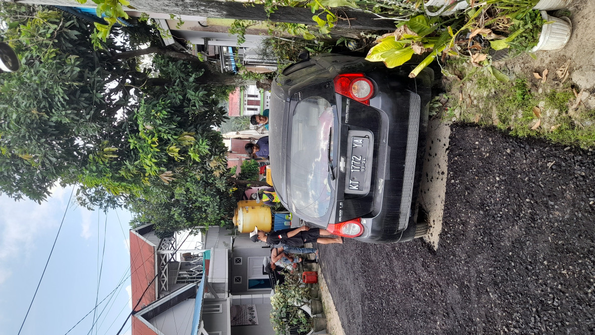 Membersihkan jalan poros