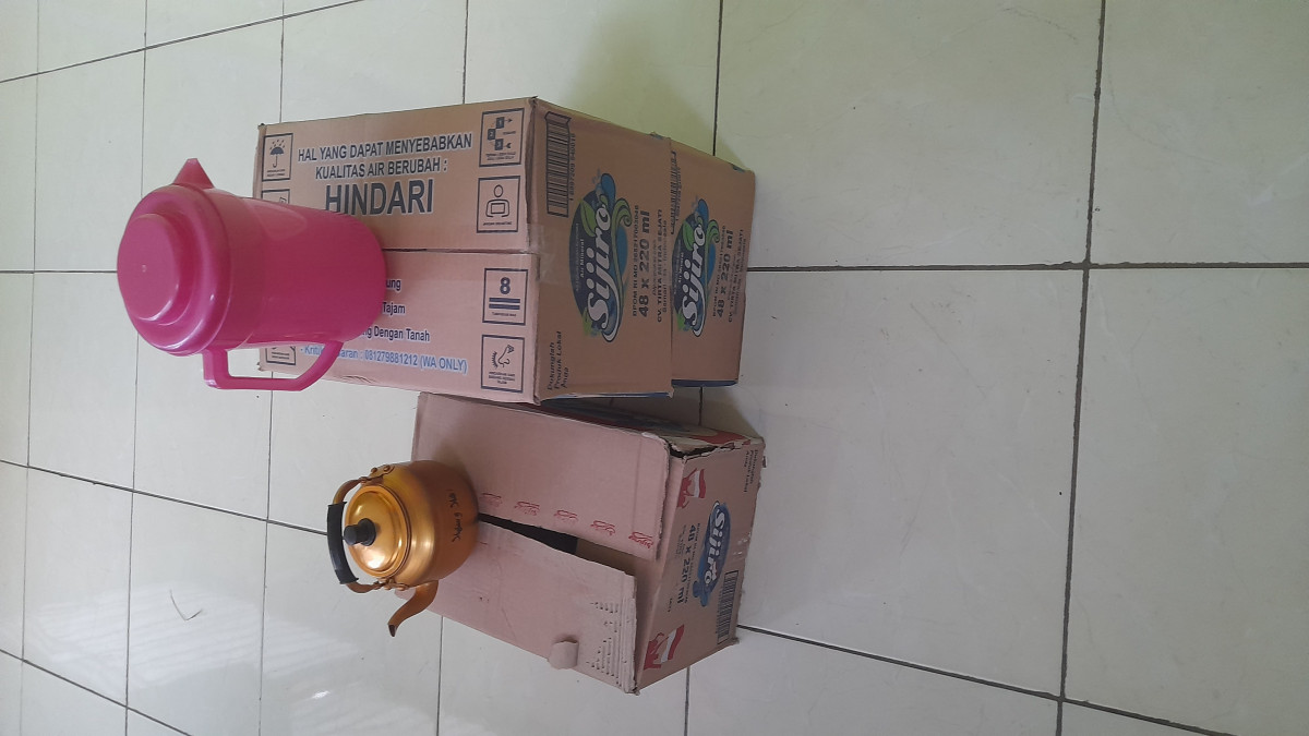 Membersihkan lingkungan