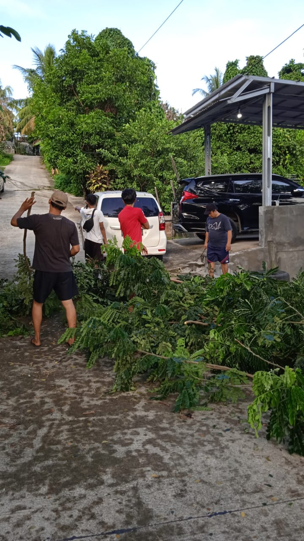 membersihan sekitar pekarangan di rt. 27