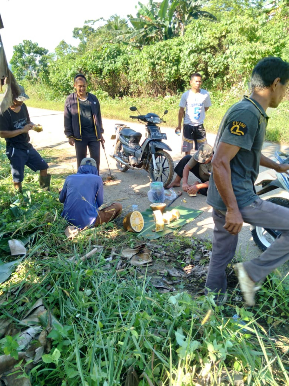 gotong royong membersihkan rumput sekitar rt. 29