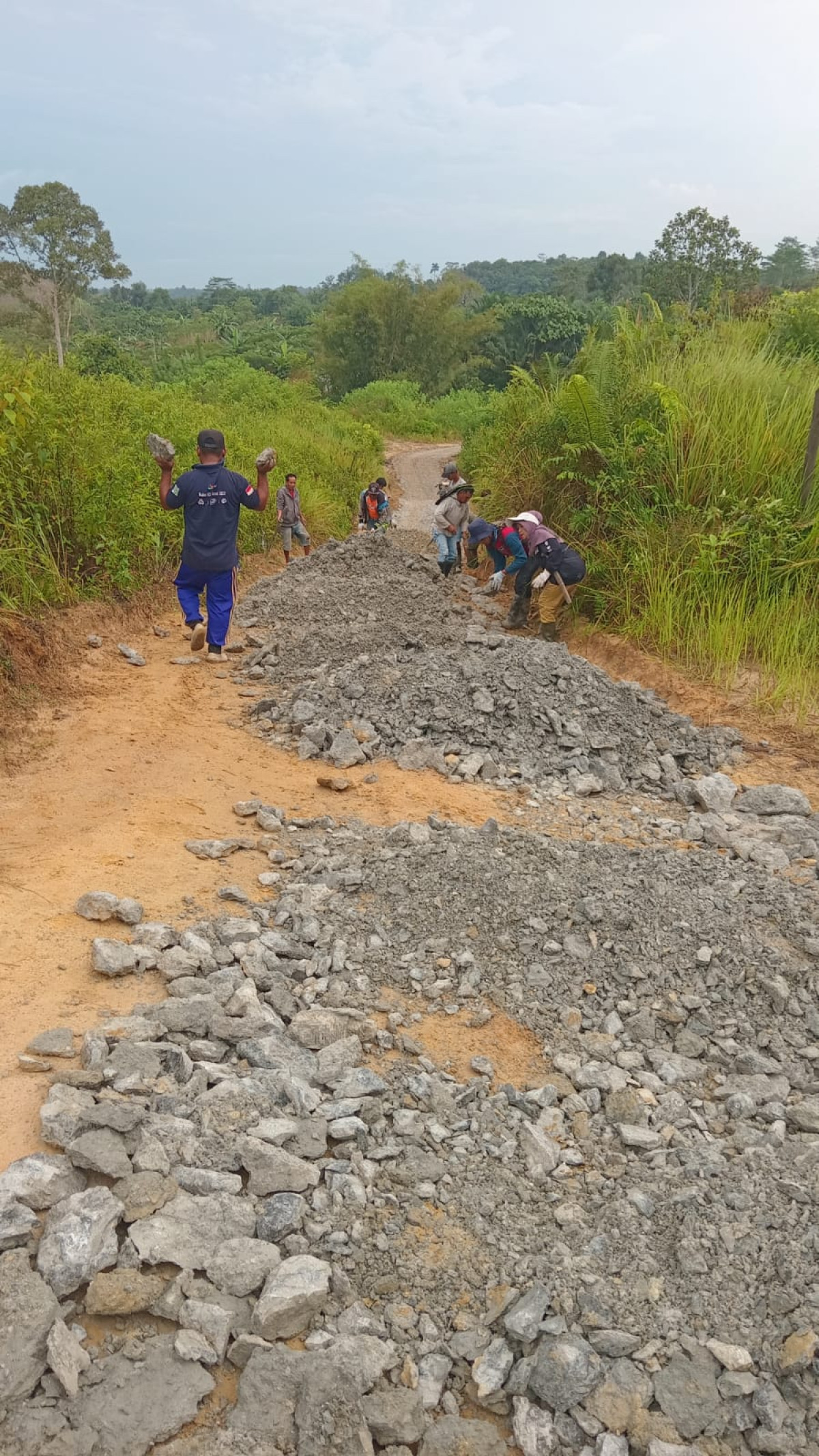 gotong royong meratakan batu agrigat di gg. bakri