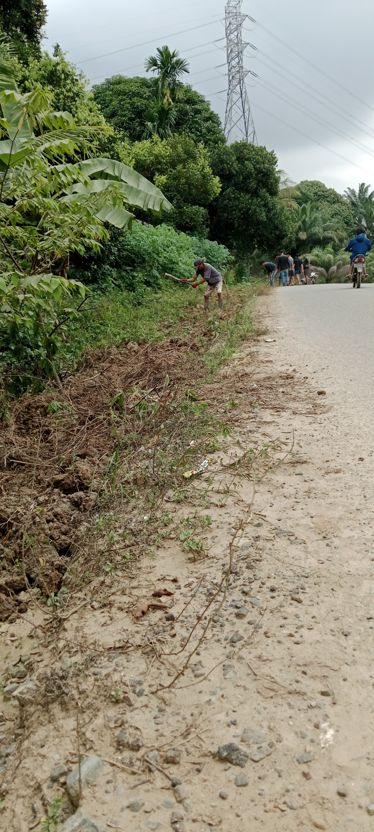 Gotong royong menimbun/ menanam pipa induk PDAM
