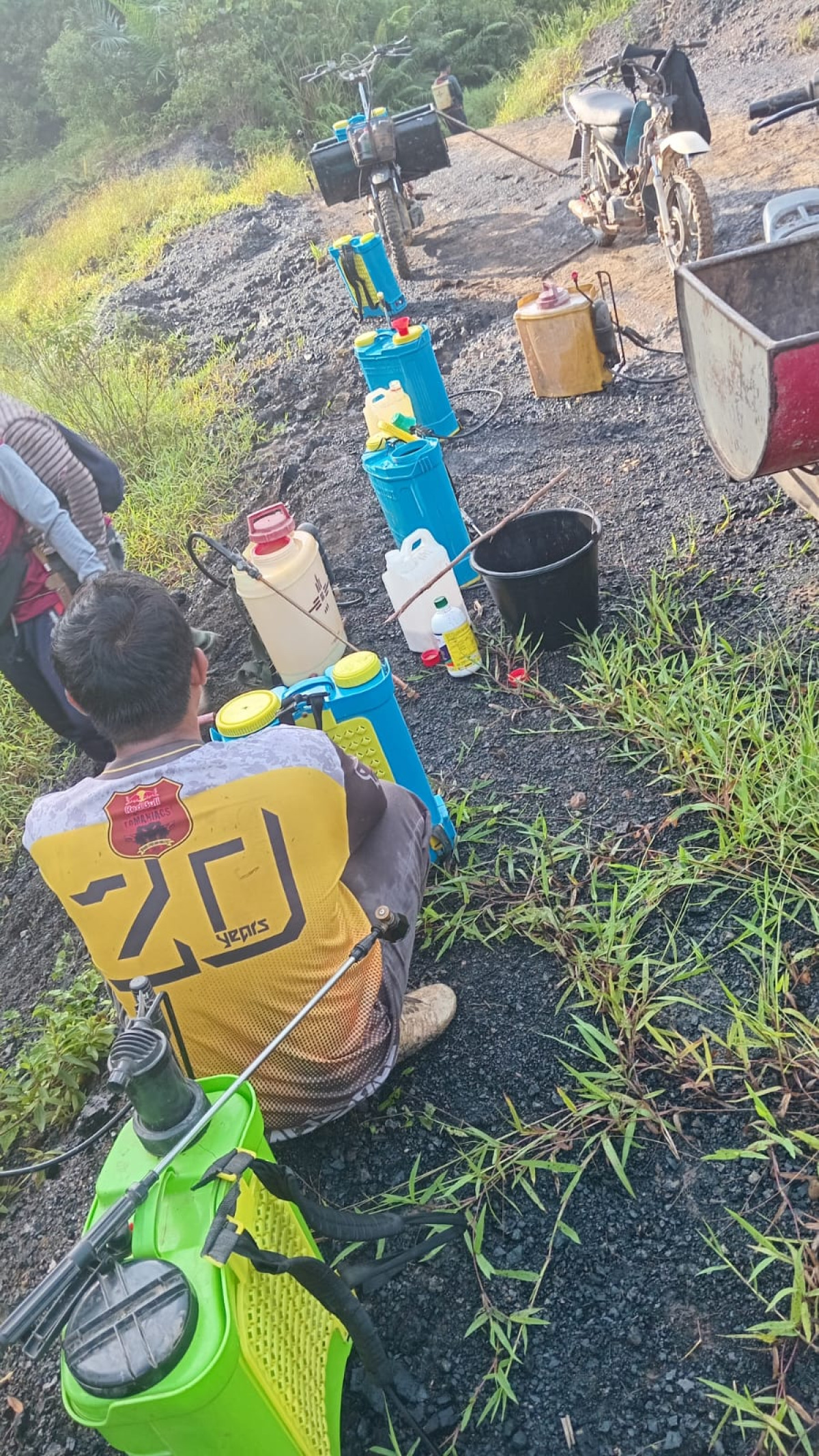 gotong royong menyemptot di pinggir badan jalan gg drum
