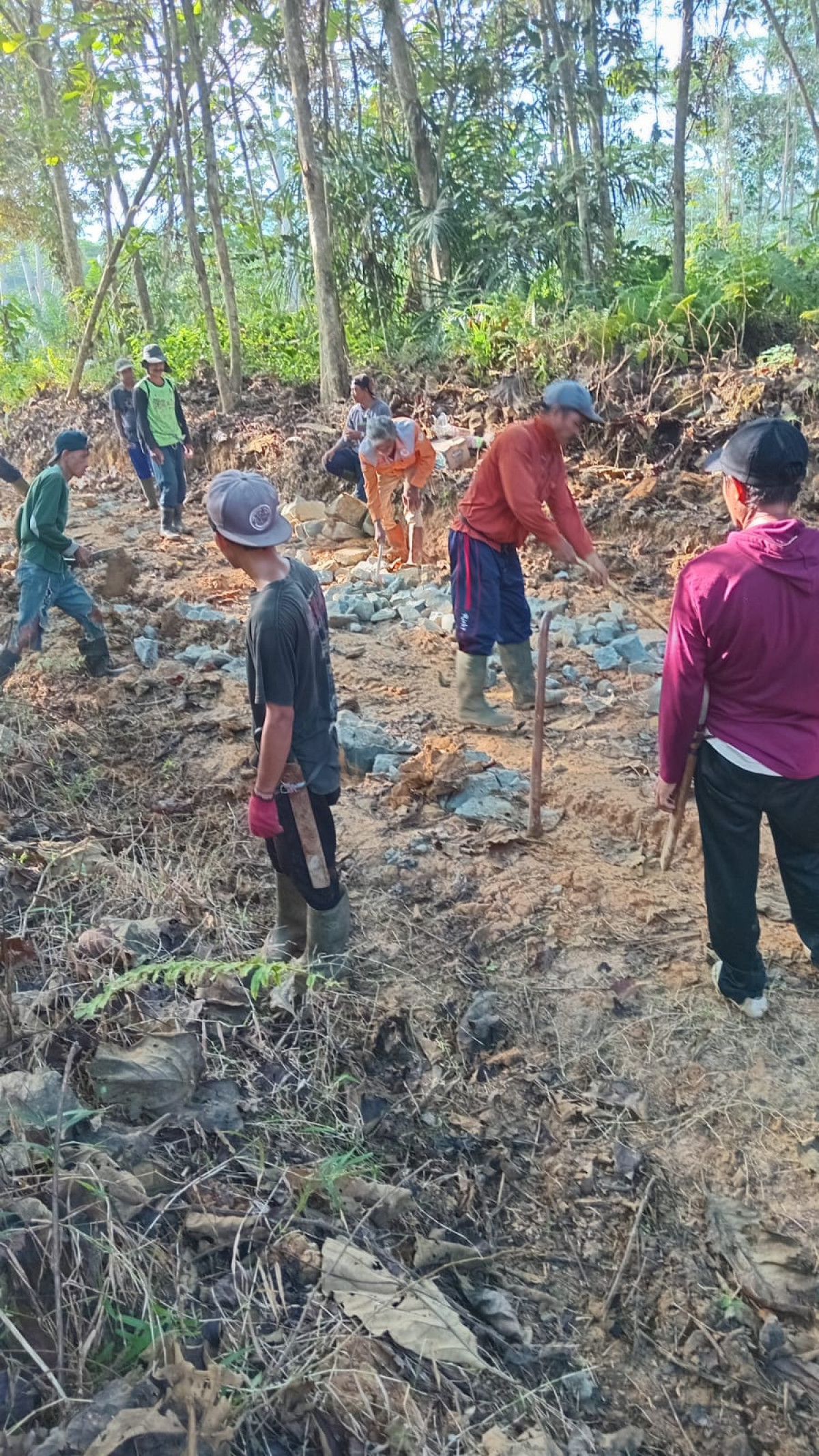 Gotong royong hampar batu di jln gg drum
