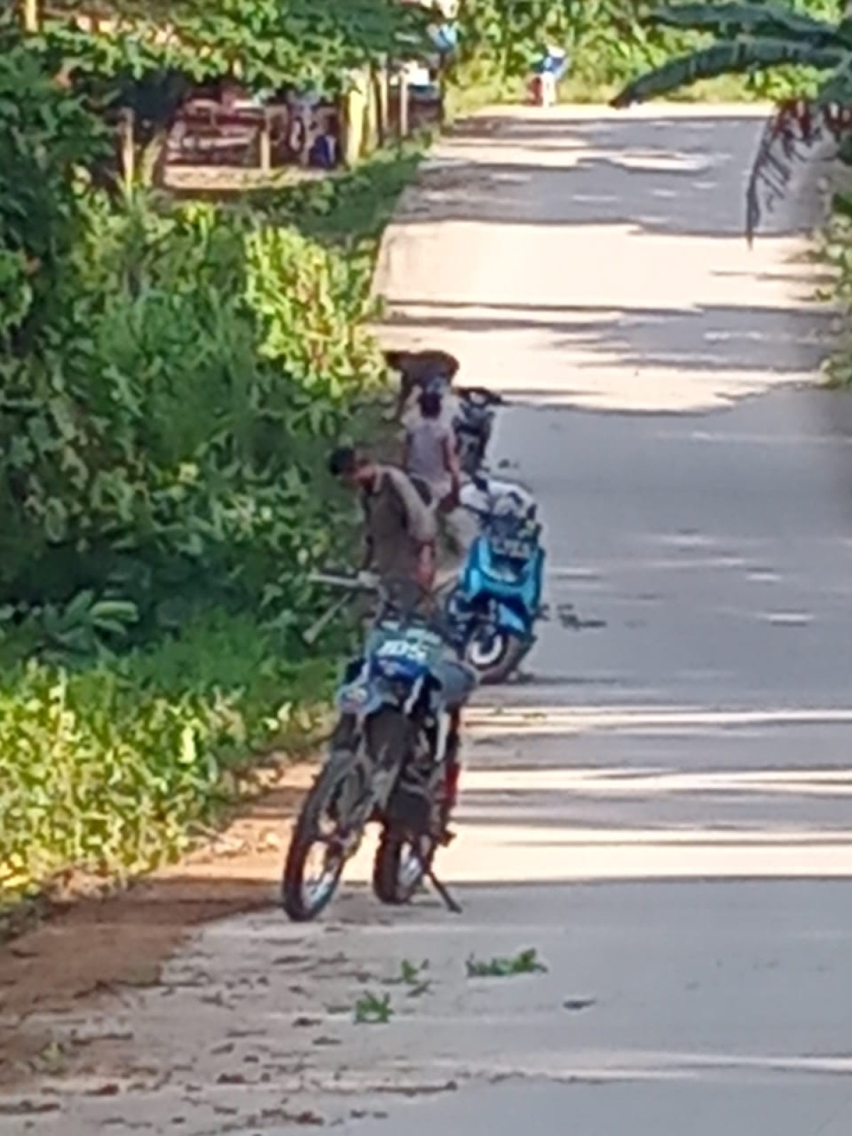 Gotong royong membersihkn pinggir jln poros