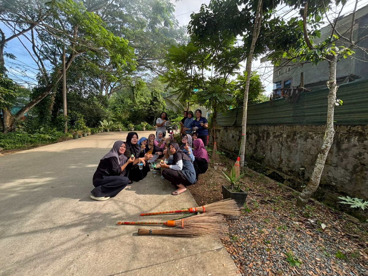 Gotong royong warga perumahan