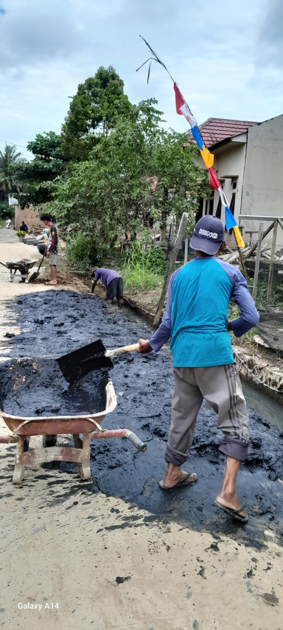 pembersihan parit dan pekarangan