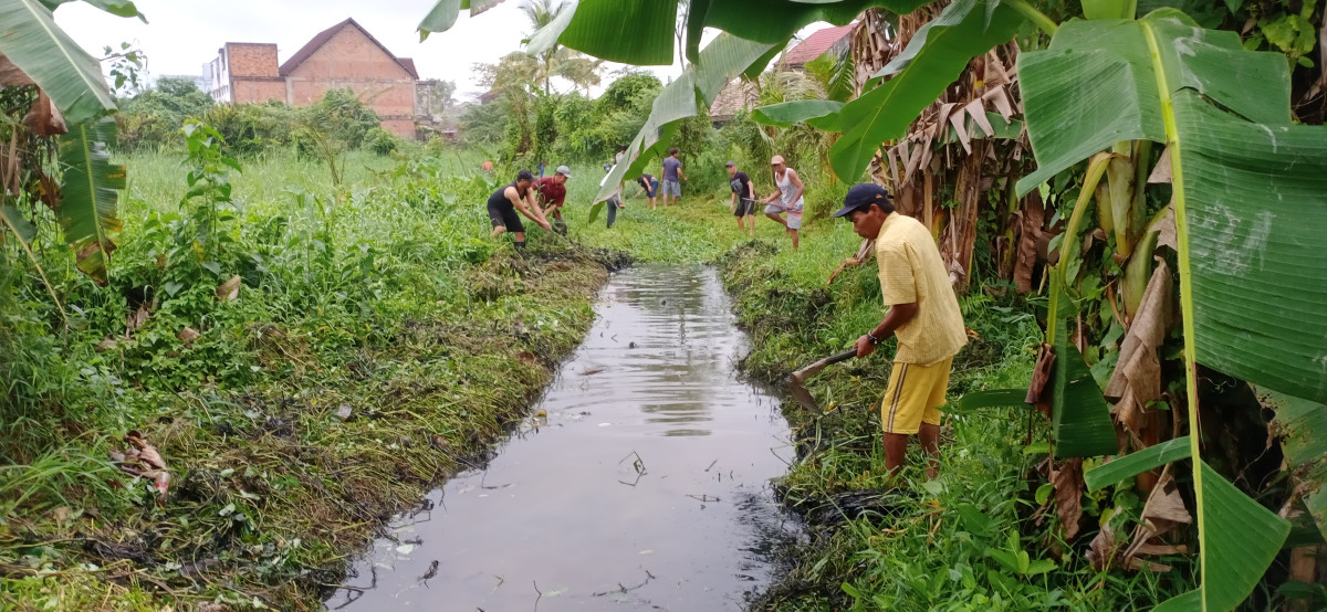 Gotong royong di wilayah RT 39 gang wahyu