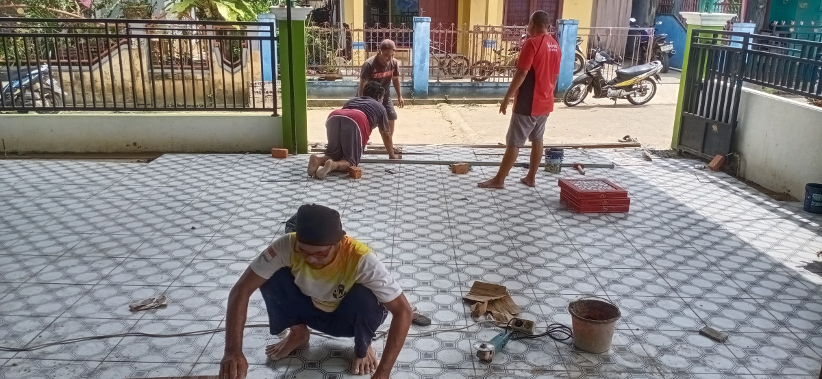 Bersih kan musollah dan parit