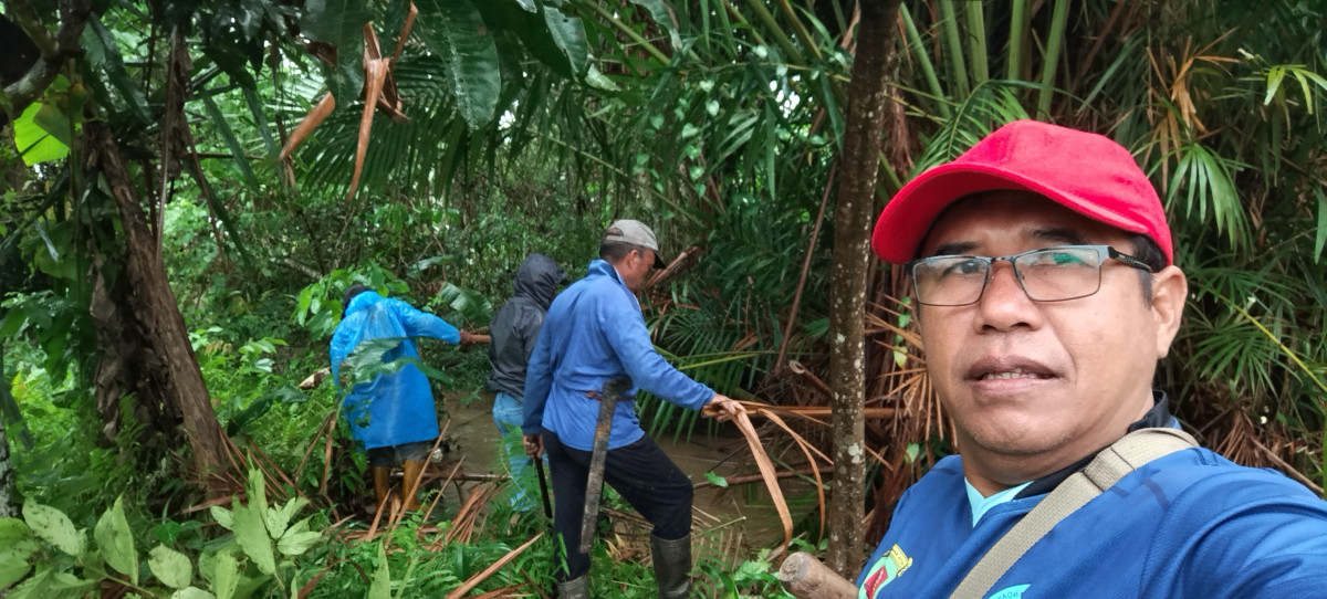 Membersihkan anak sungai karang Mumus dipinang seribu