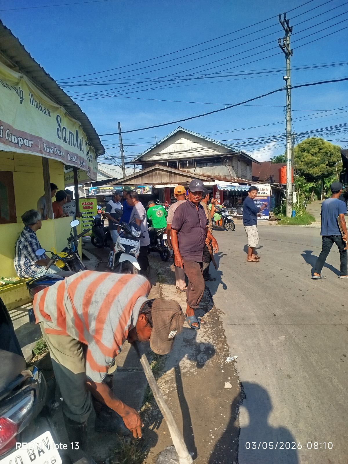Gotong royong bersihkan sampah