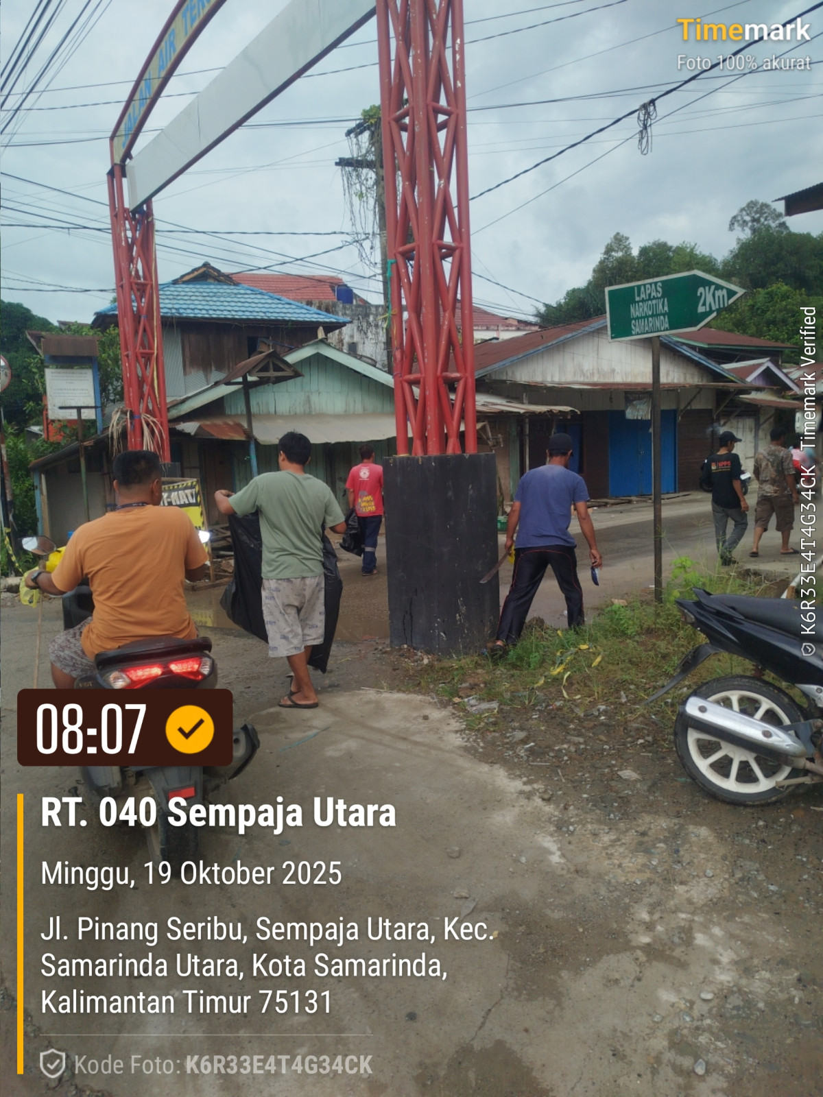 Gotongroyong mengambil sampah plastik dijln poros dan setiap gang