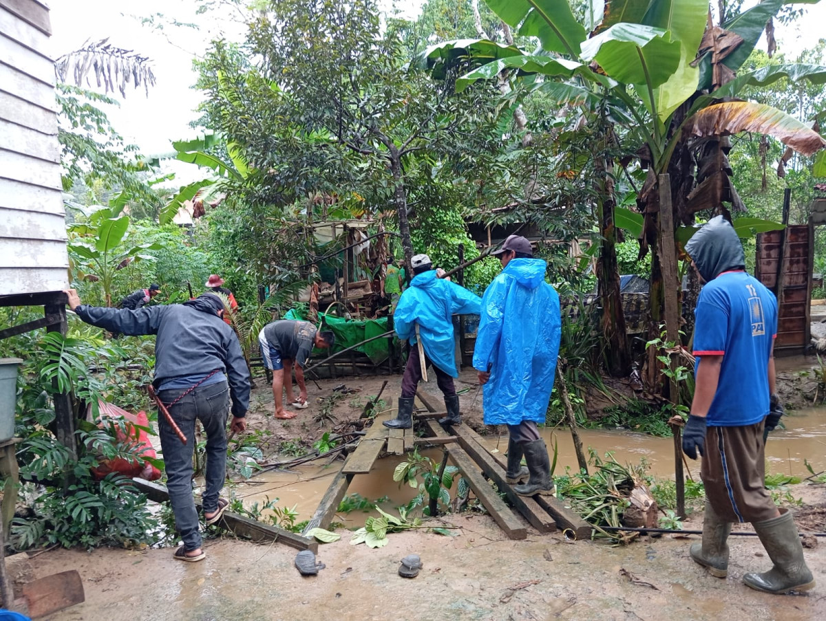 Gotong royong gabungan dengan RT 12,RT.13