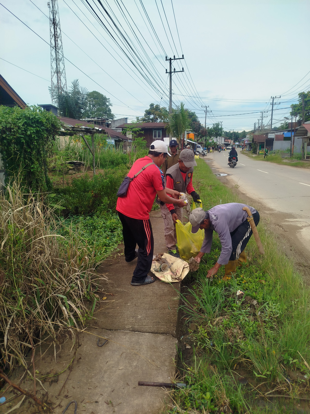 Gotong royong bersama warga RT 40