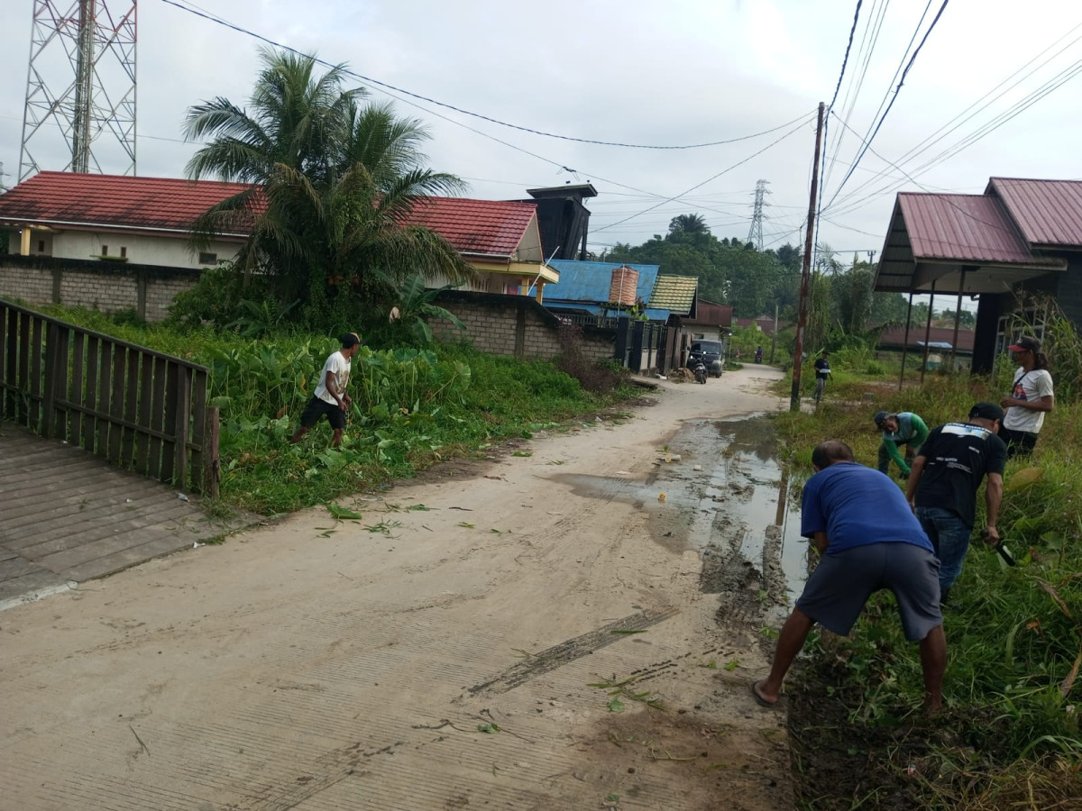 Jl. Poros pinang seribu /bersihin dranase