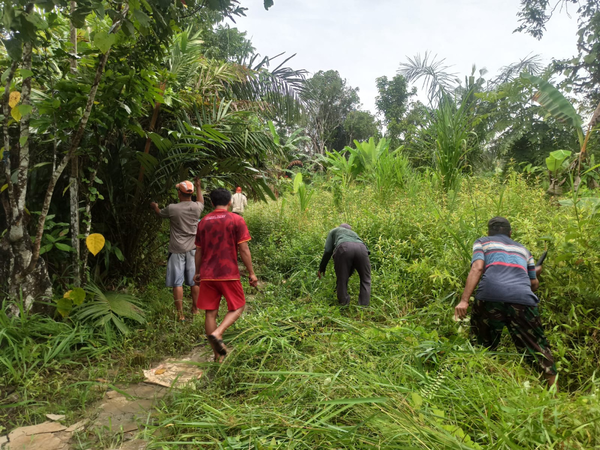 Bersihkan drainase, merintis jalan dari gang mansur 3 menuju gang air terjun