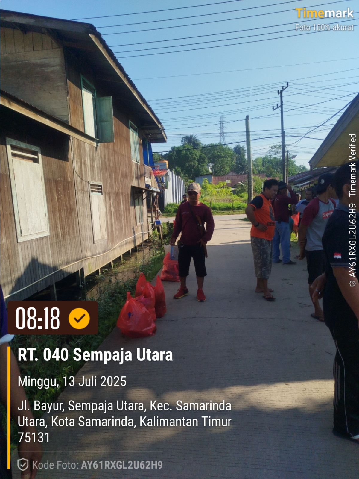 Gotong royong Pungut sampah sepanjang jalan poros pinang seribu