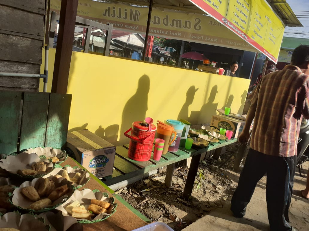 Pungut sampah plastik, bersihkan drainase, rumput