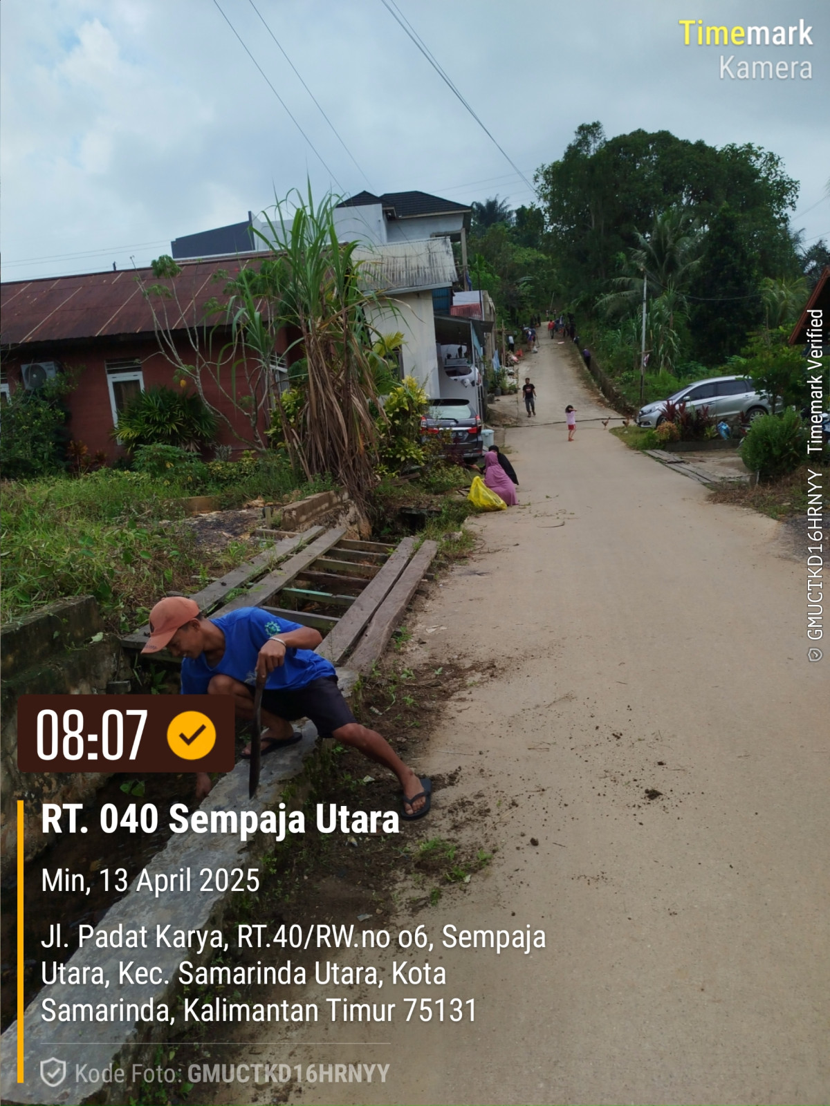 Gotong royong pungut sampah di jln poros dan dranase di gg. Kita 2 gg. Berkah