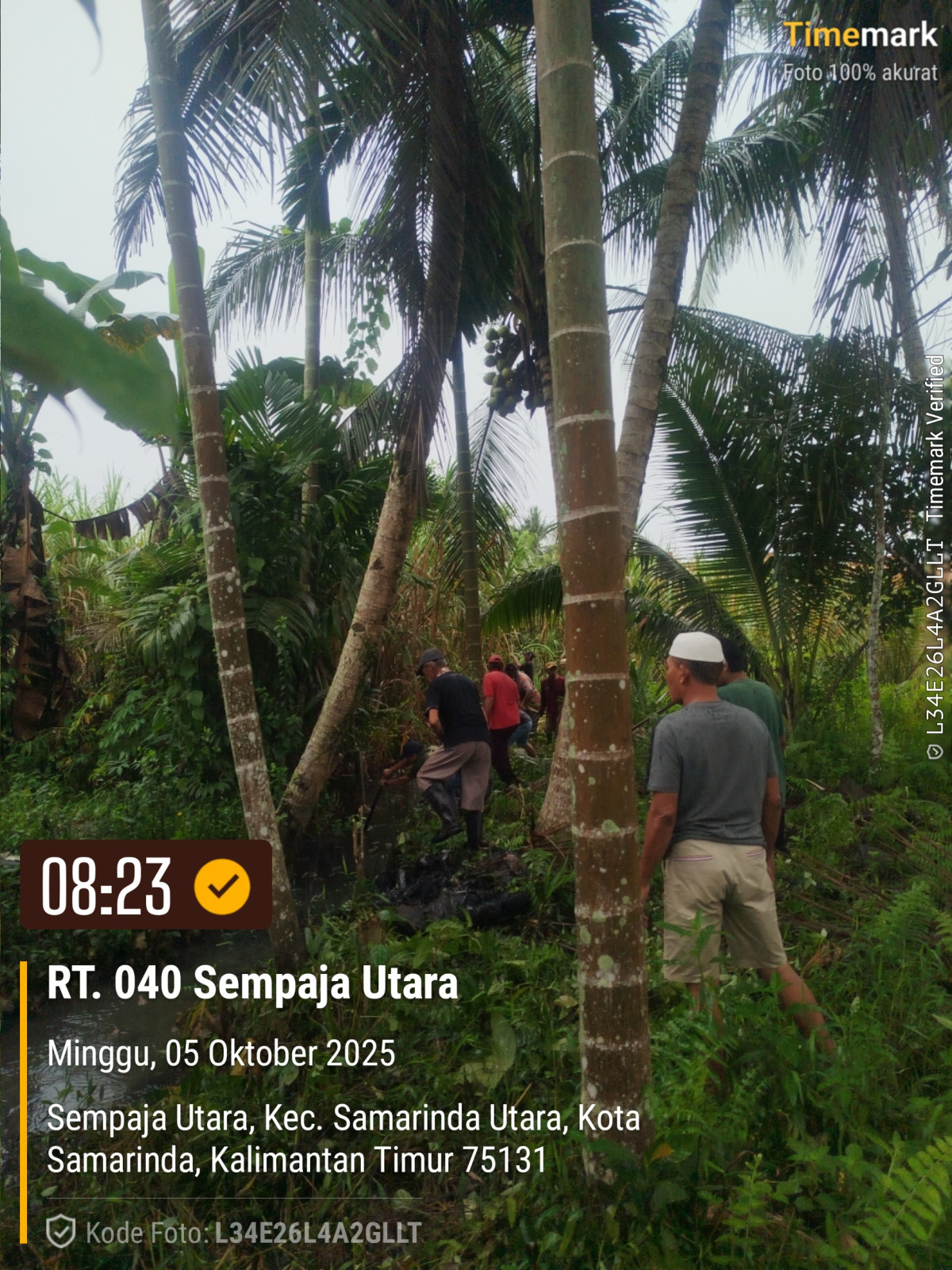 Gotong royong Membersihkan Drainase