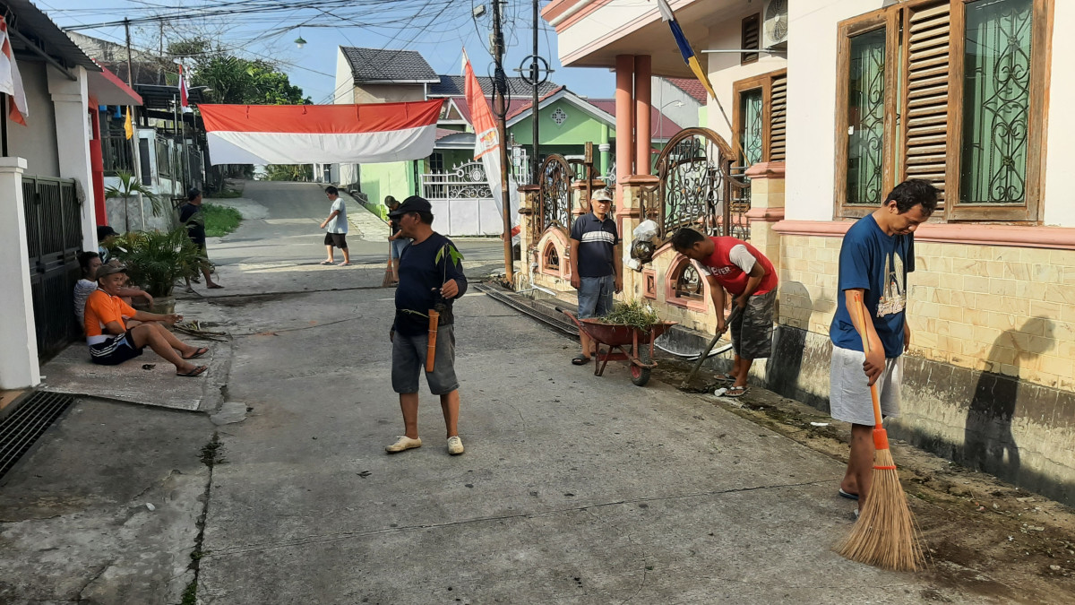 Kerja bakti membersihkan parit