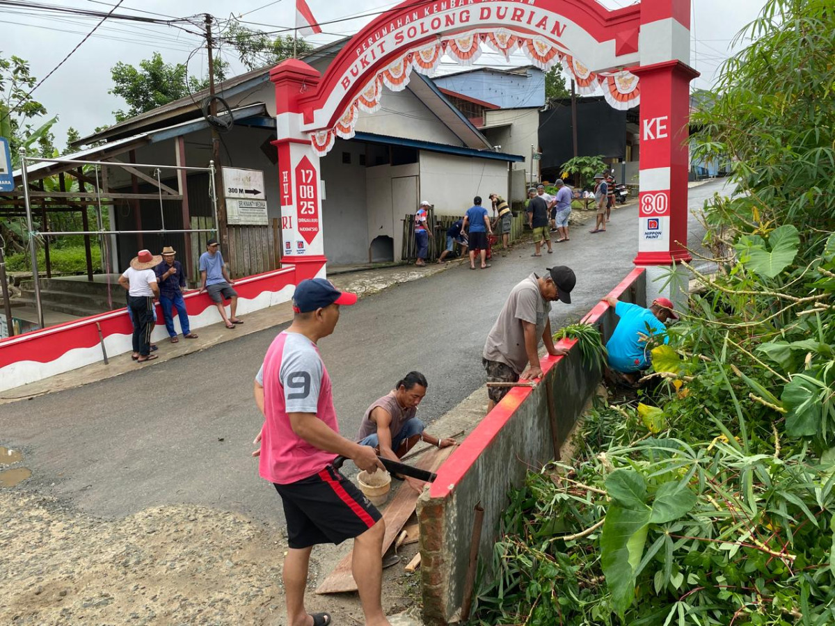 Jalan poros Perumahan Bukit Solong Durian