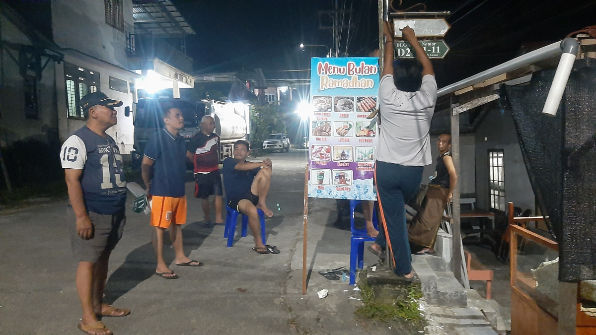 Kerja bakti perbaikan papan nama blok