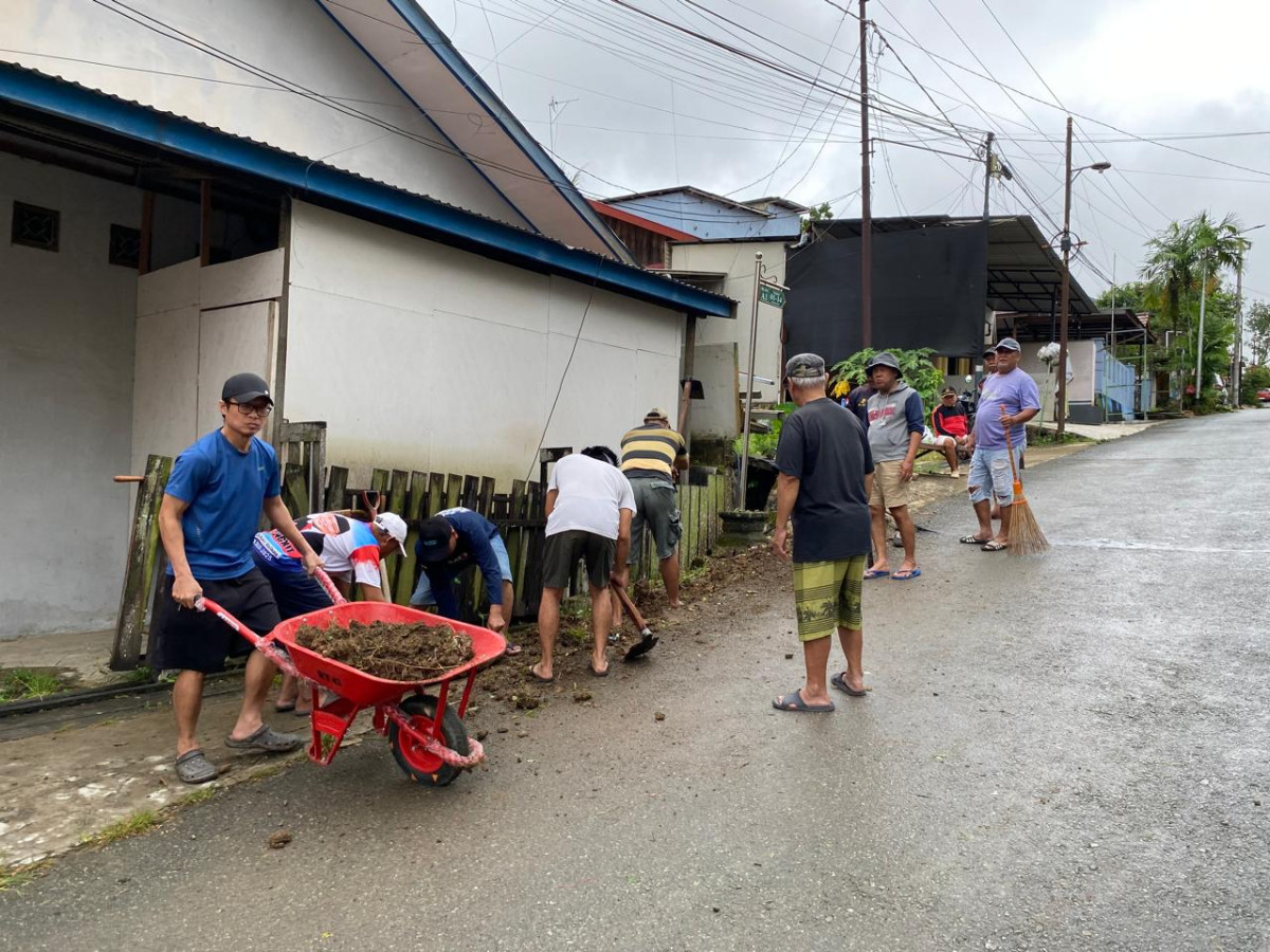 Lingkungan sekitar jalan poros Perumahan Bukit Solong Durian
