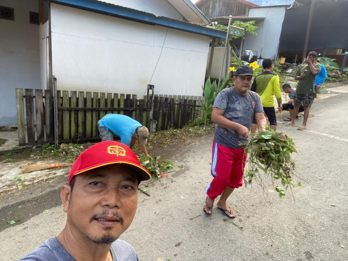 Kerja bakti di jalan poros perumahan Solong Durian dan blok D4