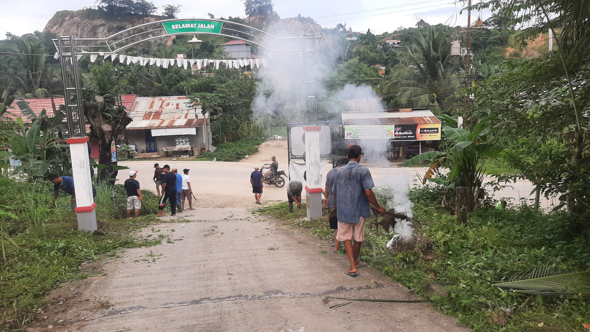 Kerja bakti membersihkan lingkungan dan menormalkan parit