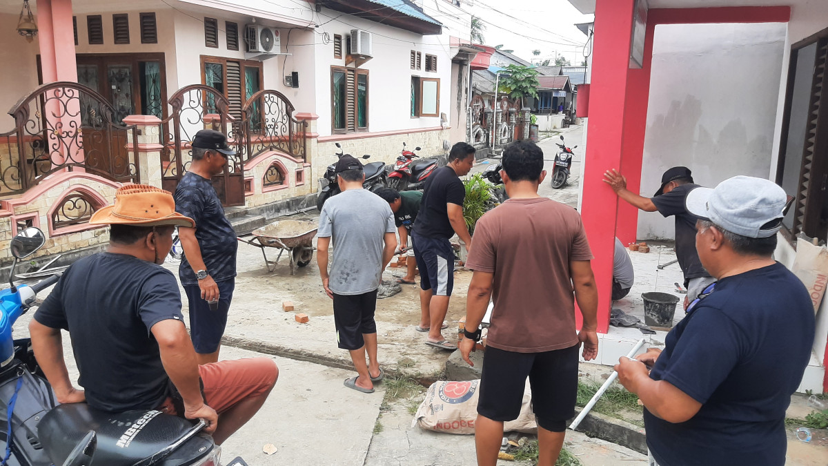 Kerja bakti perbaikan teras pos siskamling RT 42