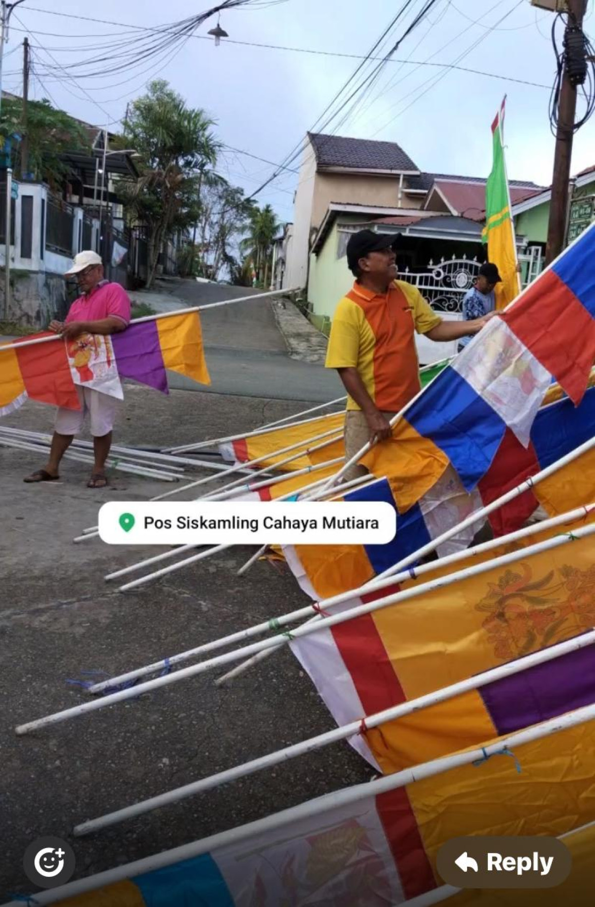 Kerja bakti memasang umbul-umbul