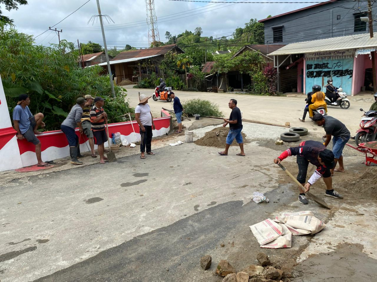 Jalan sekitar pintu gerbang Perumahan Bukit Solong Durian