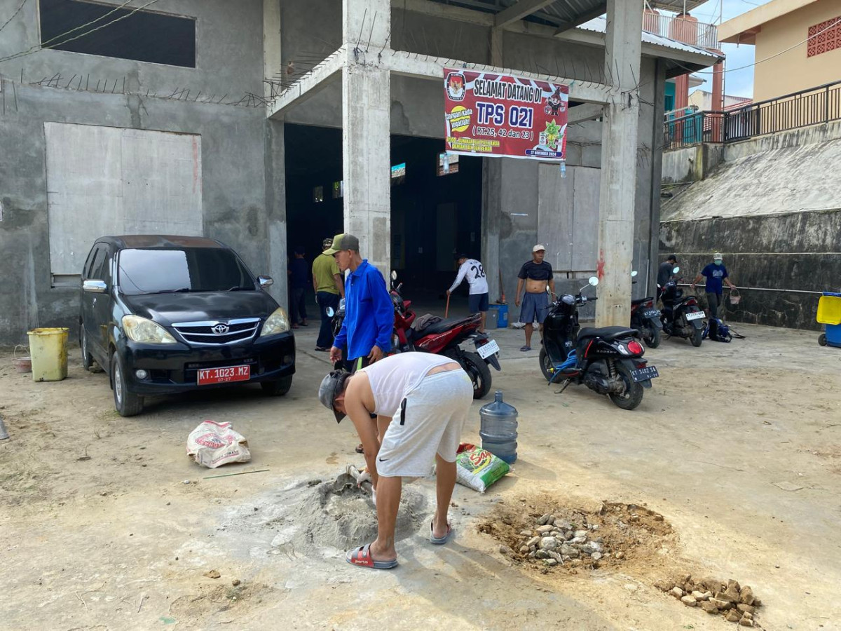 Kerja bakti semenisasi halaman gedung serbaguna