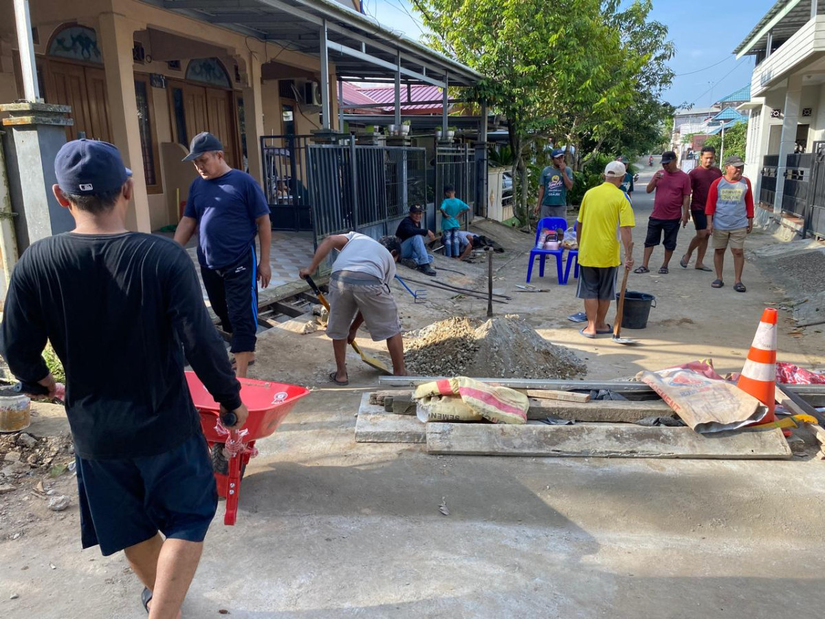Kerja bakti perbaikan parit