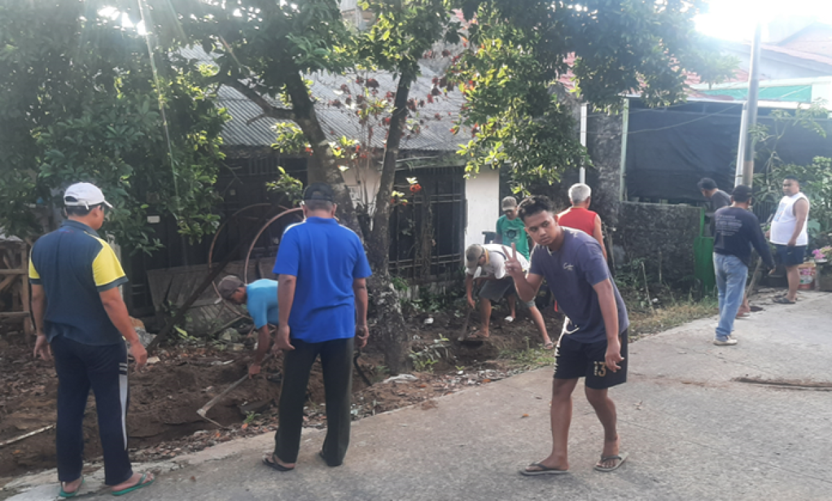 Kerja bakti membersihkan lingkungan