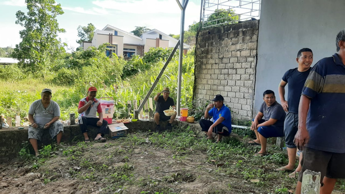 GOTONG ROYONG PEMBERSIHAN RUMPUT SEKITAR RT 42