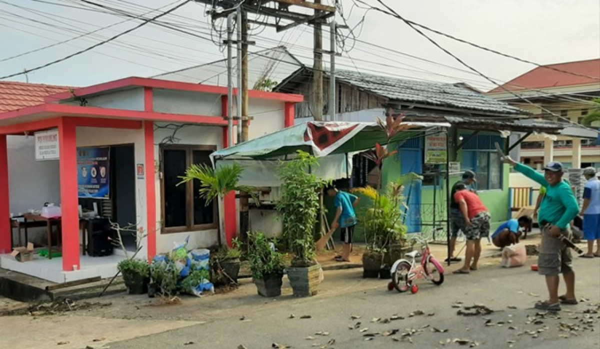 Membersihkan lingkungan sekitar Jl. Poros Perumahan