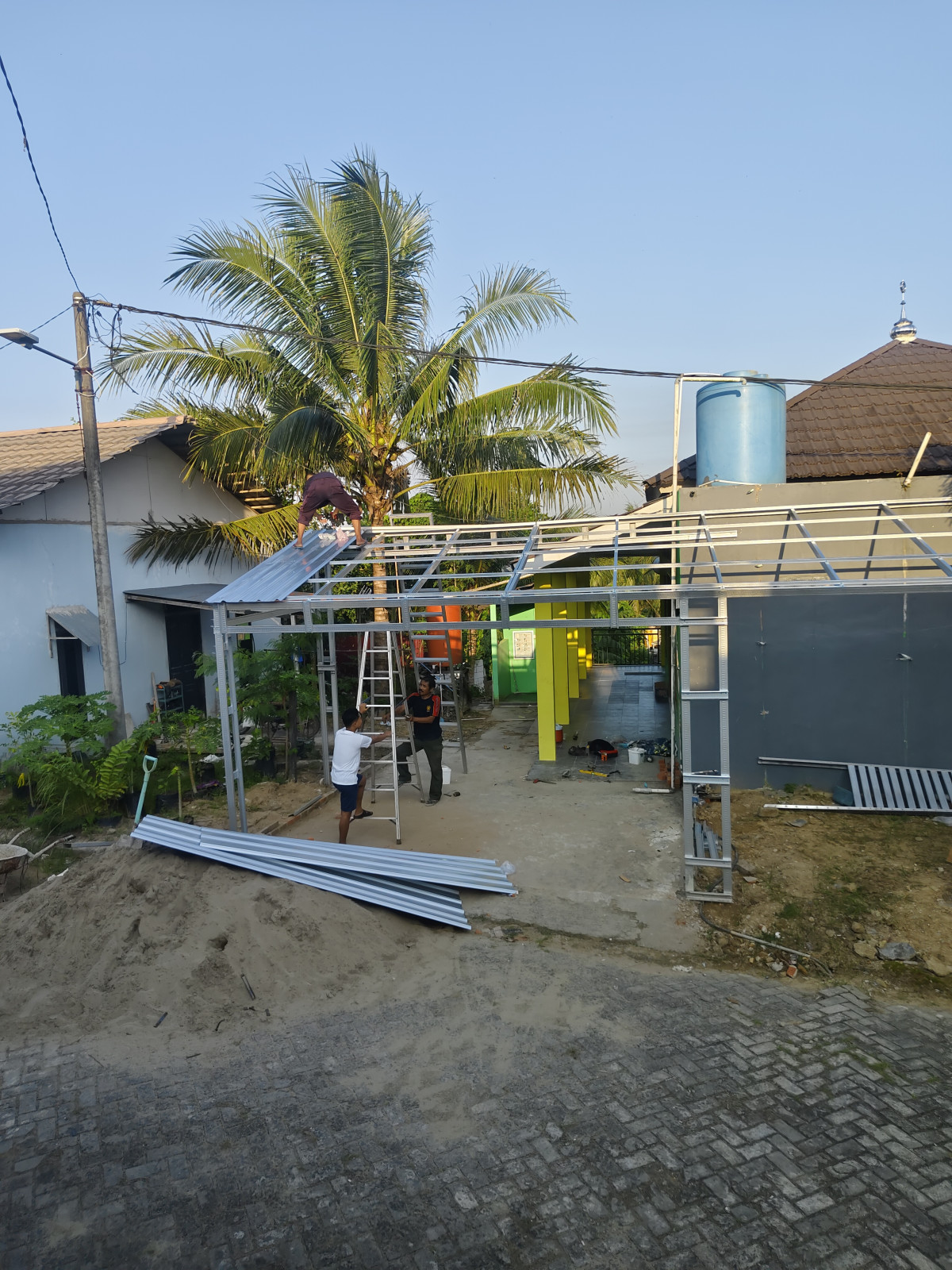 Pemasangan atap mushola