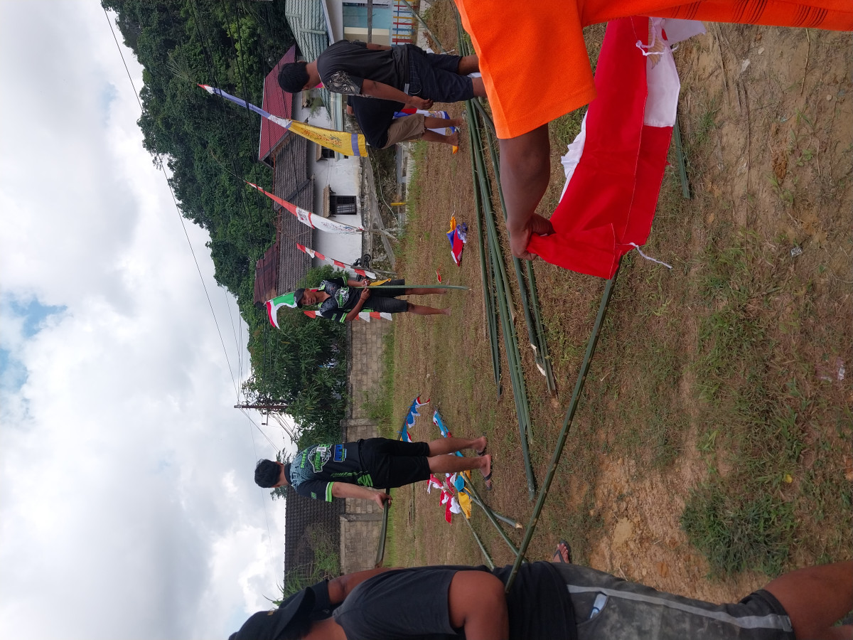Gitong royong di lapangan rt 02
