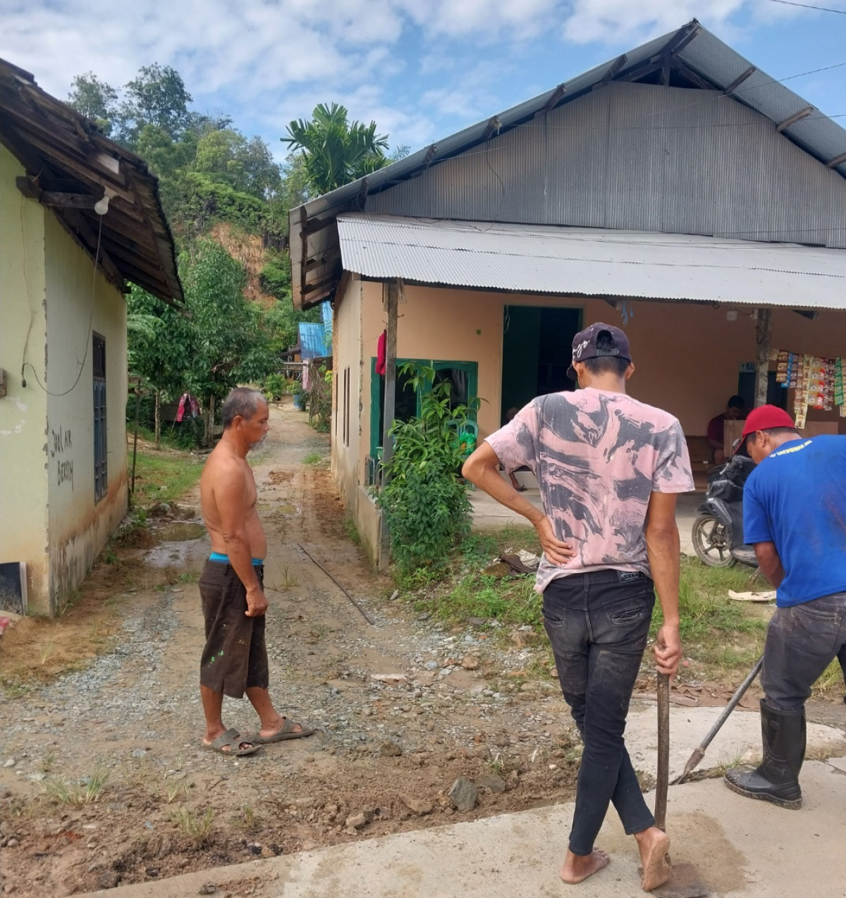Kerja bakti di gang keluarga