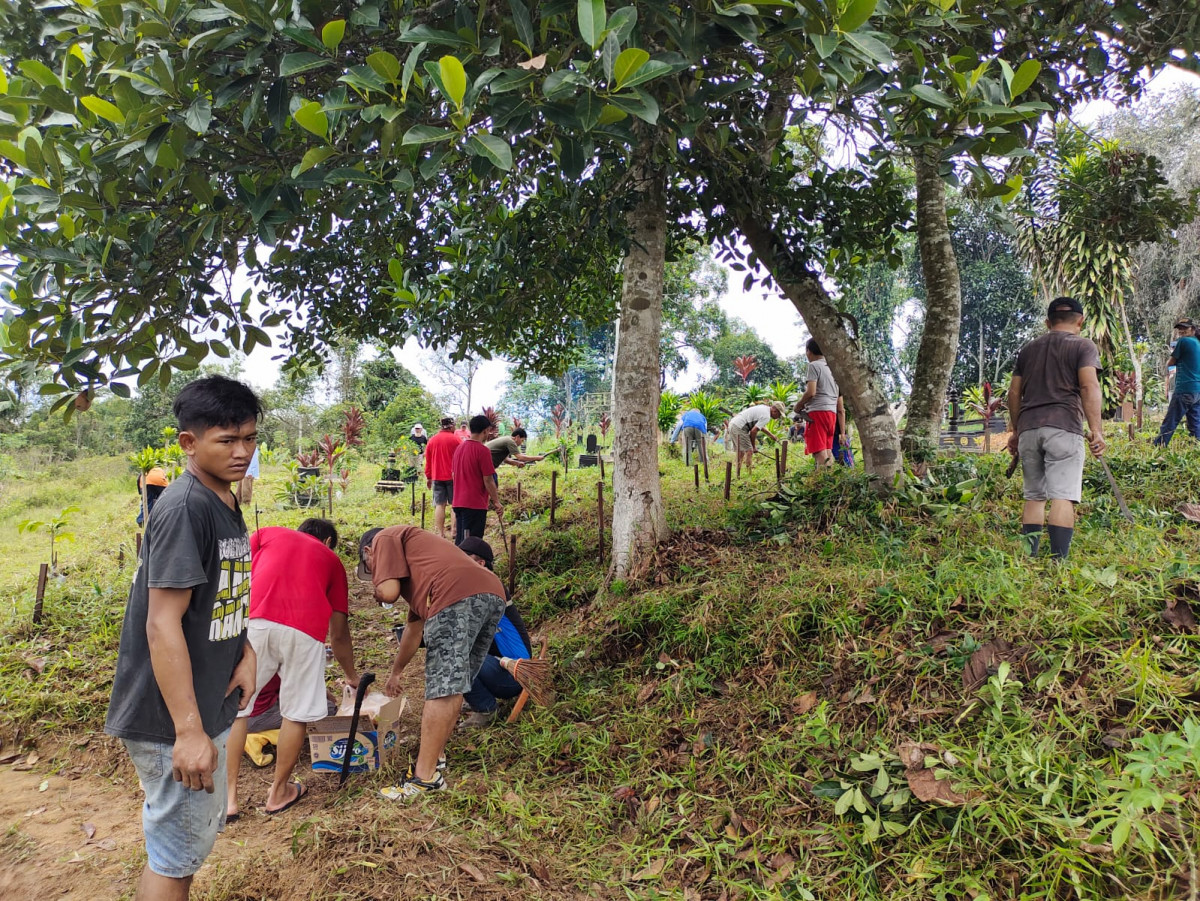 Gotong royong massal di kuburan
