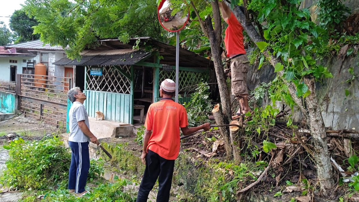 Gotong Royong Membersihkan Pos kampling di RT 07