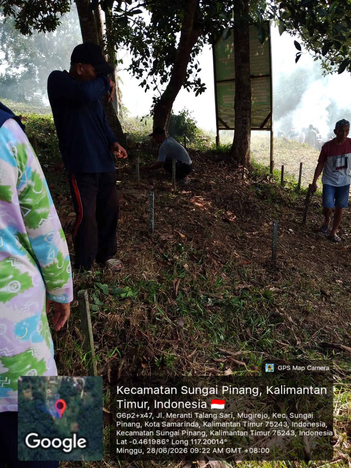 Gotong royong membersihkan kuburan talang sari