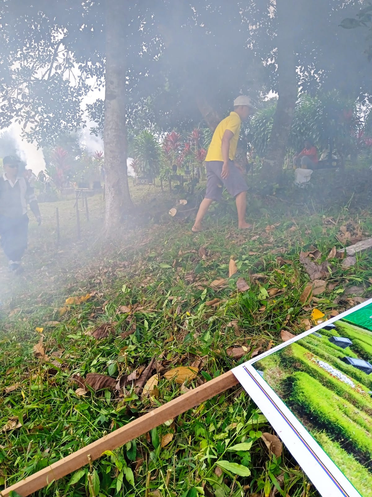 Gotong Royong di makam perum talangsari