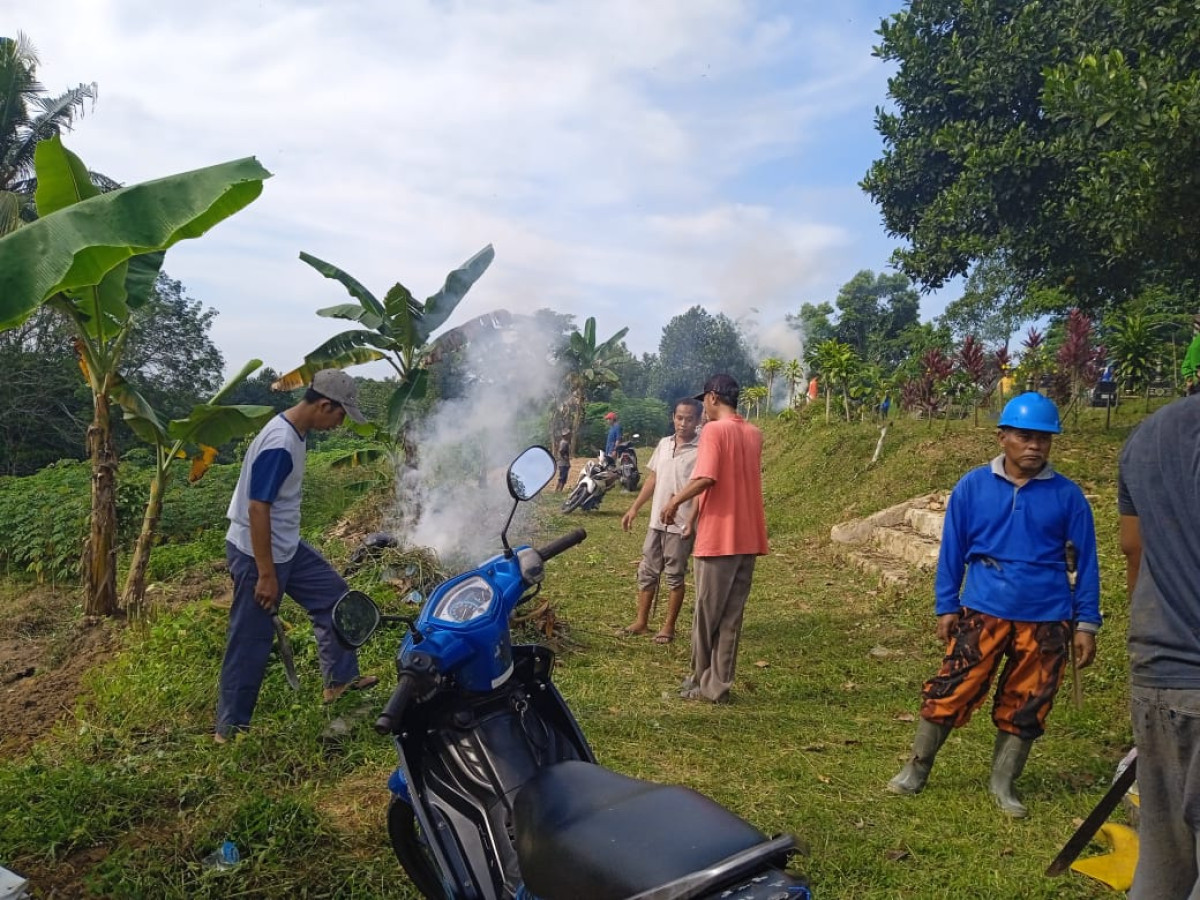 Gotong royong di Kuburan Perum Talangsari