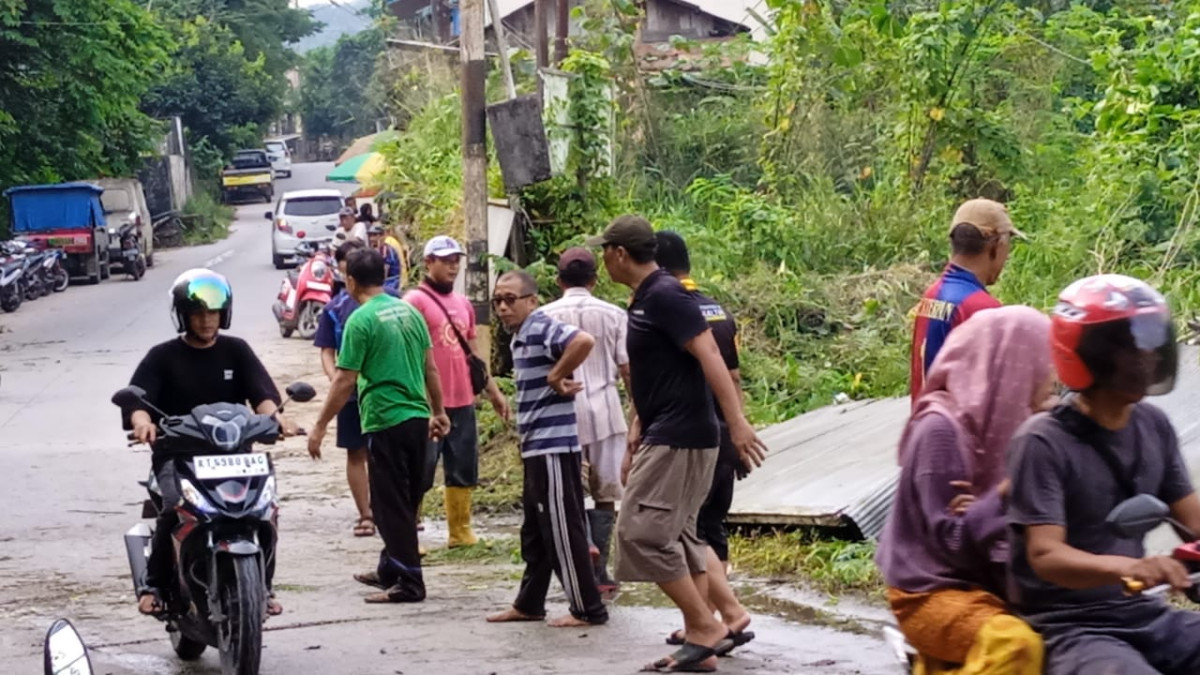 Gotong royong di depan perumahan.