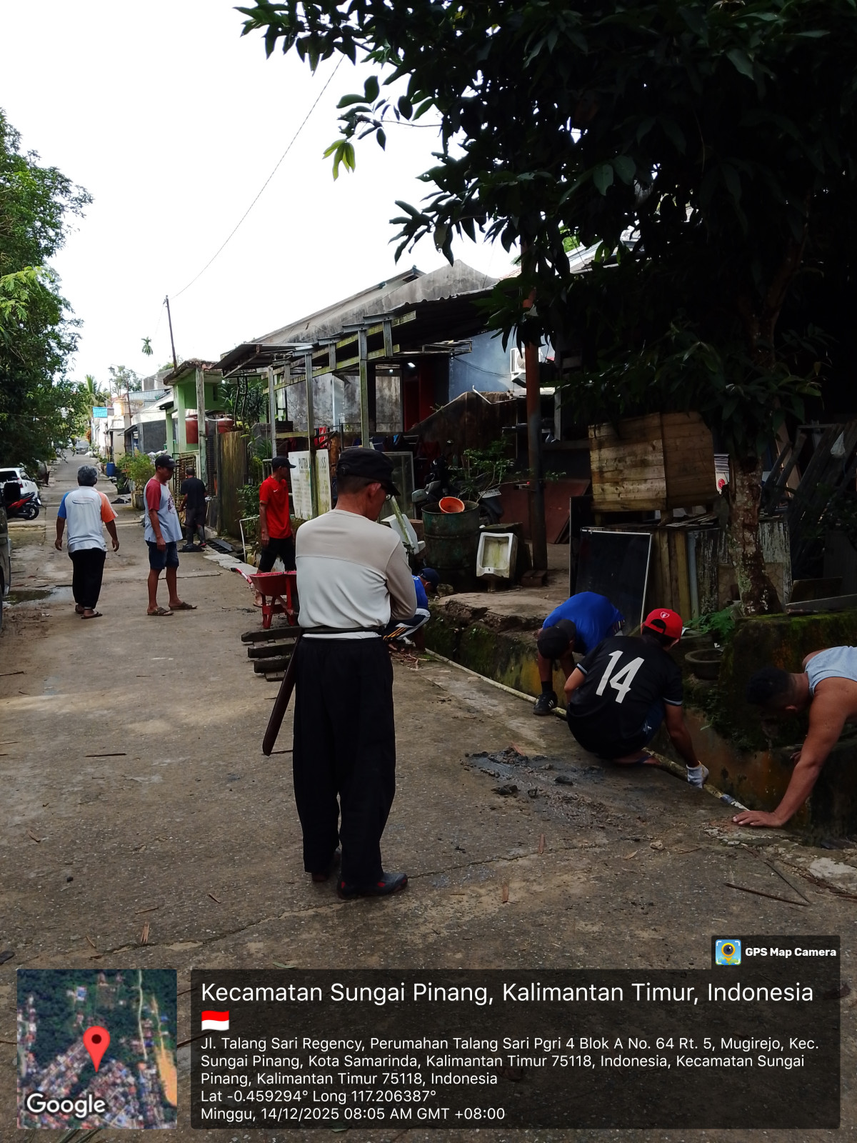 Membersihkan parit di Blok G bawah