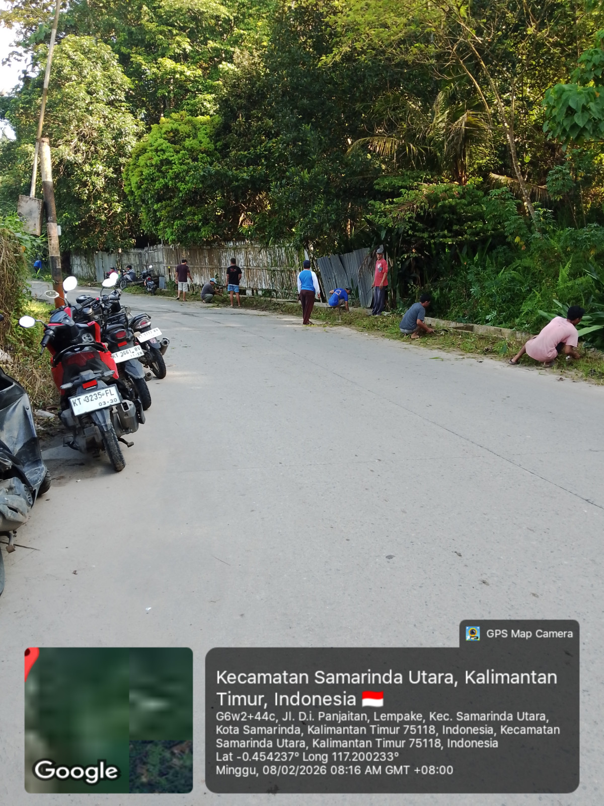 Gotong royong di depan gerbang perum talangsari